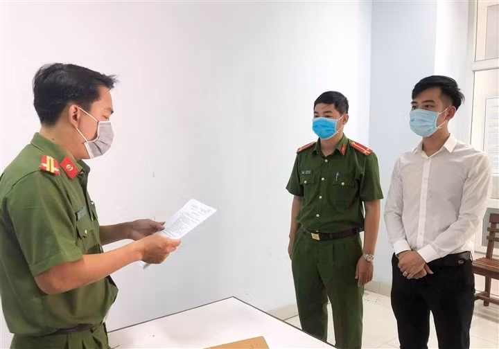 Cơ quan công an công bố quyết định khởi tố bị can đối với Nguyễn Quang Trọng. Ảnh: vtc.vn