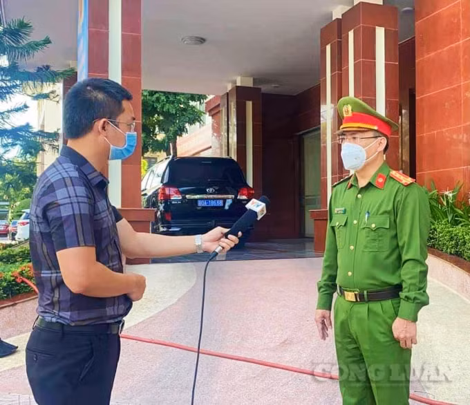 Để có được những bản tin nóng hổi, các phóng viên phải 