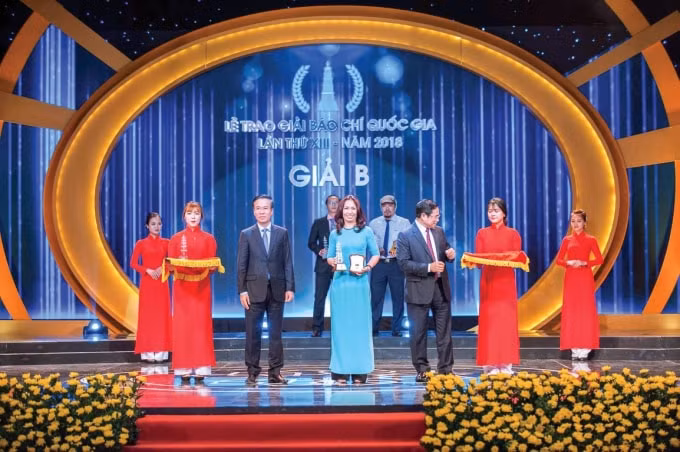 Nhà báo Trần Lan Anh - Báo Nhà báo & Công luận nhận giải B Giải Báo chí Quốc gia lần thứ XIII - năm 2018. Ảnh: Sơn Hải