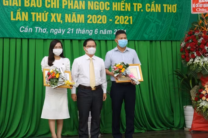 Đại diện nhóm tác giác nhận giải nhất. Ảnh: C.Linh