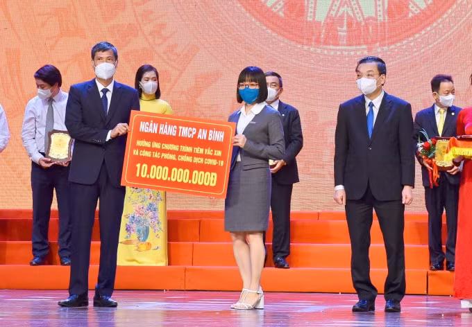 Đại diện ABBANK trao ủng hộ cho Chương trình “Hà Nội chung tay hành động đẩy lùi dịch Covid-19”.