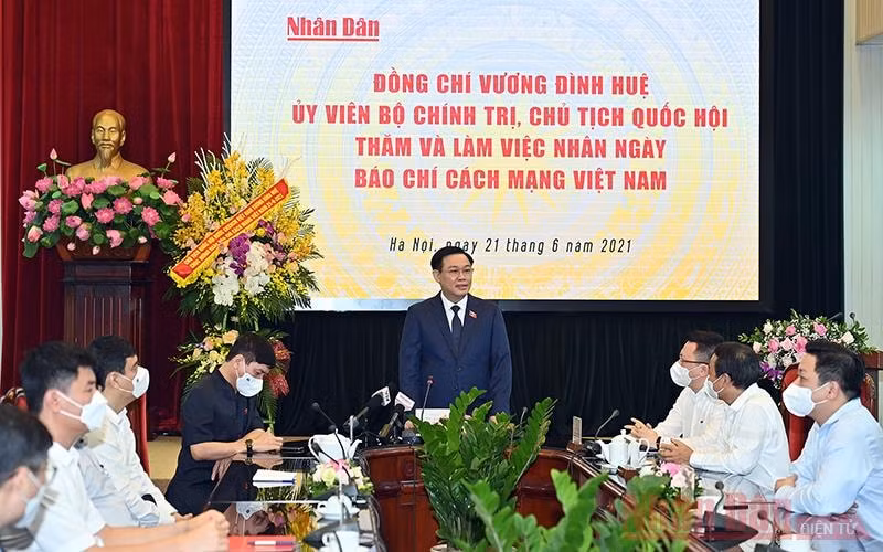 Chủ tịch Quốc hội Vương Đình Huệ phát biểu chúc mừng Báo Nhân Dân. Ảnh: DUY LINH.