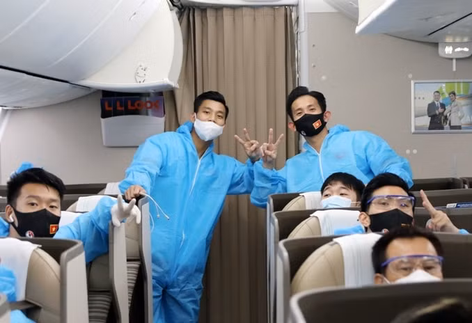 Các thành viên tuyển Việt Nam tuân thủ nghiêm ngặt các quy tắc an toàn từ Dubai cho đến khi về nước. Ảnh: internet