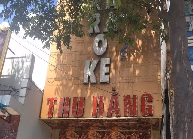 Kiểm tra bên trong cơ sở karaoke đang đóng kín cửa, lực lượng công an phát hiện 2 nữ nhân viên đang khỏa thân múa hát phục vụ khoảng khoảng 20 khách hát.