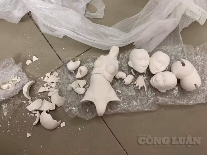 Các phần cơ thể của búp bê được làm rời rạc, đem nung rồi ghép lại nhờ những khớp và dây nối