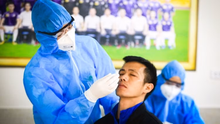 Lực lượng y tế lấy mẫu xét nghiệm Covid-19 cho người dân. Ảnh: minh họa