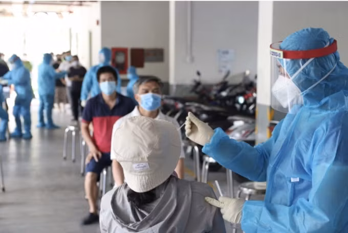 Lấy mẫu xét nghiệm tầm soát tại khu vực có liên quan đến ca mắc Covid-19 ở TP.Thủ Đức. Ảnh: TL