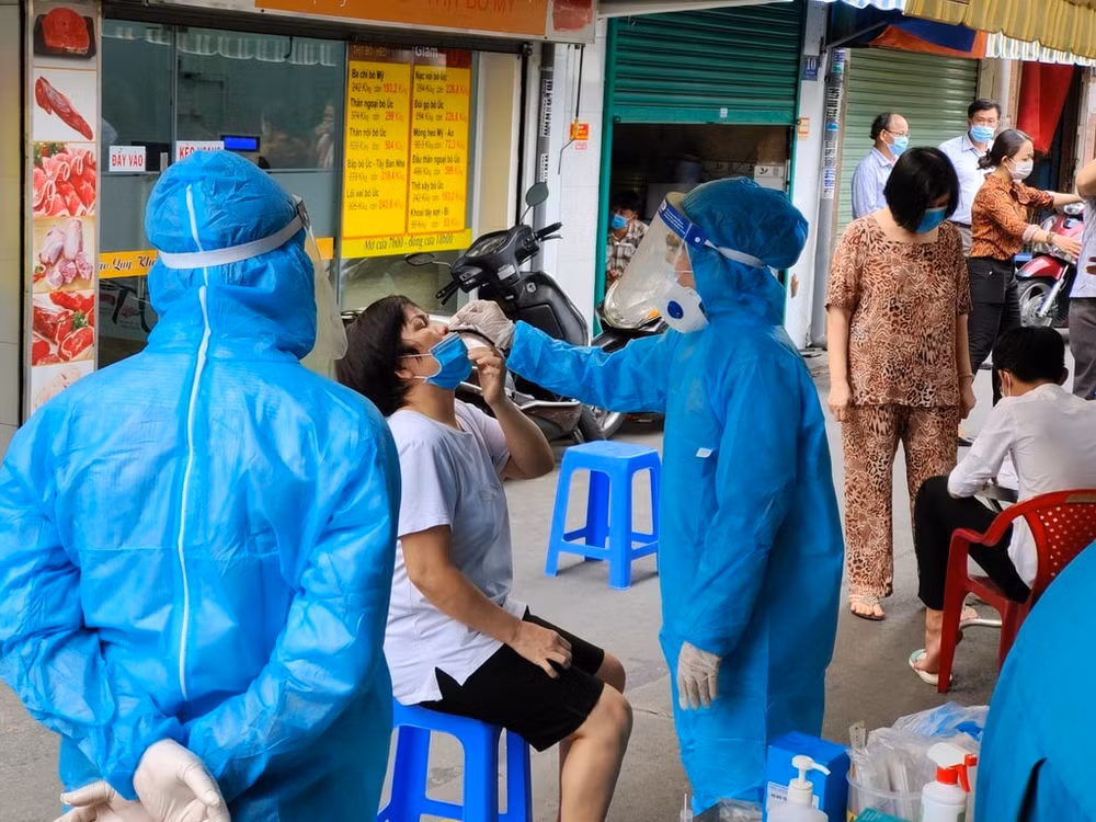 Lực lượng y tế lấy mẫu xét nghiệm tầm soát cho người dân. Ảnh: minh họa