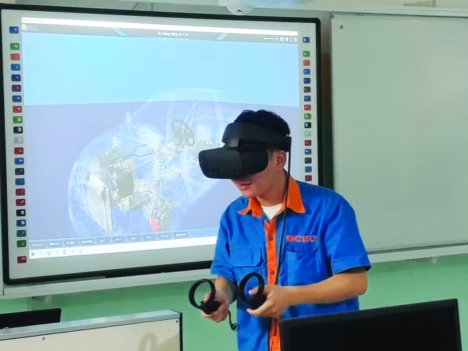 Học viên nghề học tập trên phần mềm thực tế ảo của Công ty DKS trong tiết học thực hành nghề.