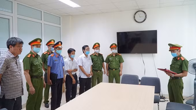 Cơ quan Cảnh sát điều tra đọc lệnh khởi tố các đối tượng.