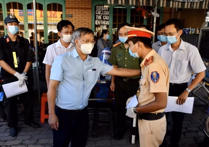 Chủ tịch UBND tỉnh Đồng Nai Cao Tiến Dũng kiểm tra các chốt kiểm soát phòng chống dịch bệnh Covid-19.