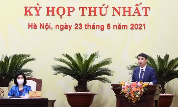 Giám đốc Sở Tài chính Nguyễn Xuân Lưu trình bày tờ trình tại kỳ họp. Ảnh: NNP