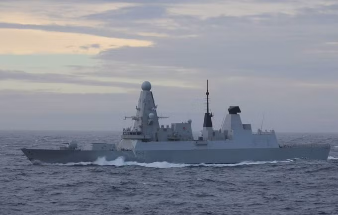 Tàu khu trục HMS Defender của Anh bị cáo buộc xâm phạm lãnh hải của Nga ở ngoài khơi Crimea - Ảnh: Tass