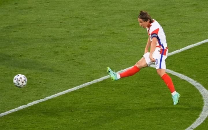 Modric đã thực hiện siêu phẩm trivela đưa Croatia vượt lên. Ảnh: internet