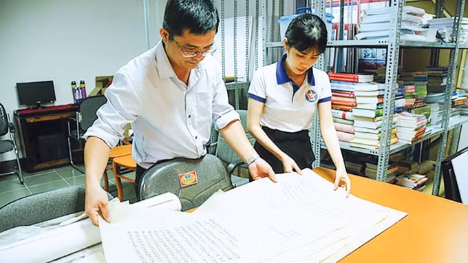 Cán bộ Nhà trưng bày Hoàng Sa kiểm kê, bảo quản các tư liệu Hoàng Sa. Ảnh: Bá Dũng