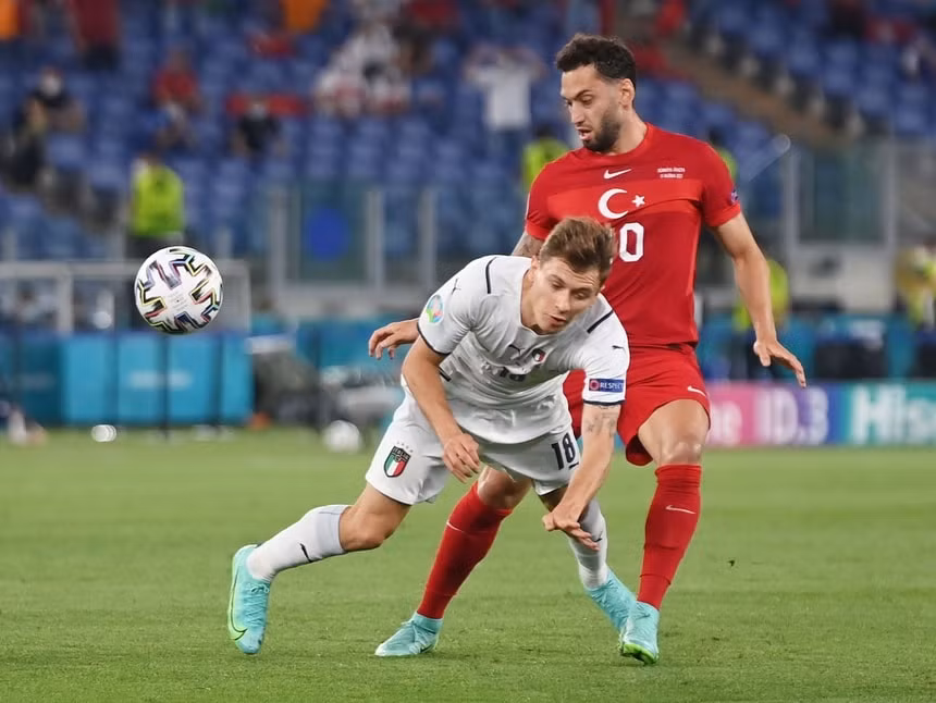 Tiền vệ Calhanoglu là hạt nhân trong lối chơi của Thổ Nhĩ Kỳ nhưng không thể giúp đội tuyển giành vé đi tiếp tại Euro 2020. Ảnh: Reuters