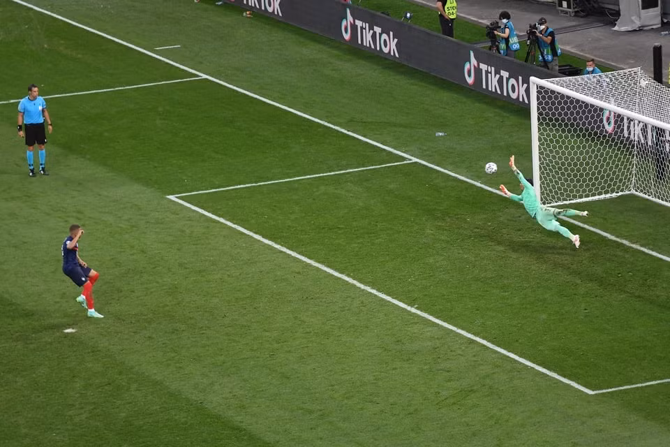 Sau khi bỏ lỡ nhiều cơ hội, Mbappe tiếp tục đá hỏng phạt đền khiến Pháp bị loại. Ảnh: Getty
