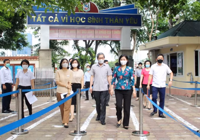 Phó Bí thư Thường trực Thành ủy Nguyễn Thị Tuyến kiểm tra tại điểm thi Trường THCS Giảng Võ. Ảnh: HNP