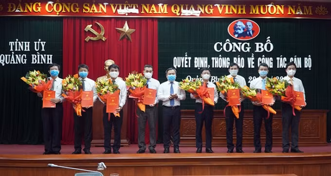 Bí thư Tỉnh ủy Quảng Bình Vũ Đại Thắng tặng hoa và trao quyết định cho 8 cán bộ được phân công, điều động, chỉ định và bổ nhiệm