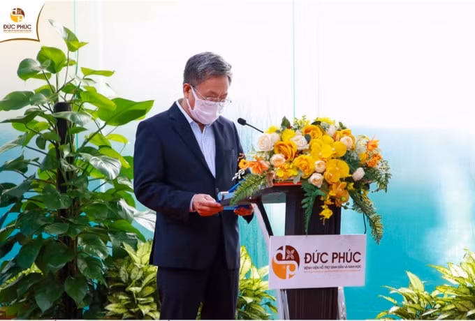 Bác sỹ Trần Văn Hùng - Giám đốc chuyên môn Bệnh viện Đức Phúc phát biểu khai mạc Tọa đàm trực tuyến