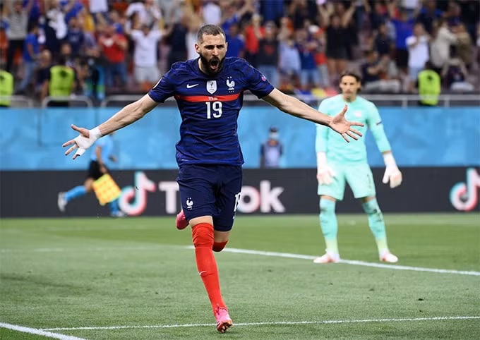 Benzema giúp Pháp vượt lễn dẫn trước 2-1 nhờ hai bàn thắng liên tiếp ở các phút 57 và 59. Ảnh: AFP
