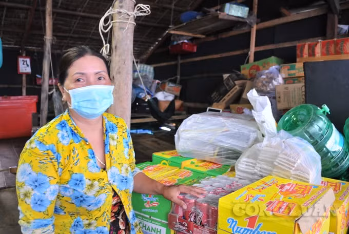 Chị Trần Trang từ đất liền ra xã đảo Thổ Châu sống bằng nghề buôn bán tạp hóa trên bè