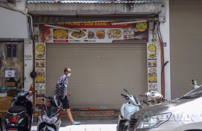 Thế nhưng, rất nhiều hàng quán do việc kinh doanh ế ẩm, nhiều chủ cửa hàng đành đóng hẳn cửa hàng của mình.