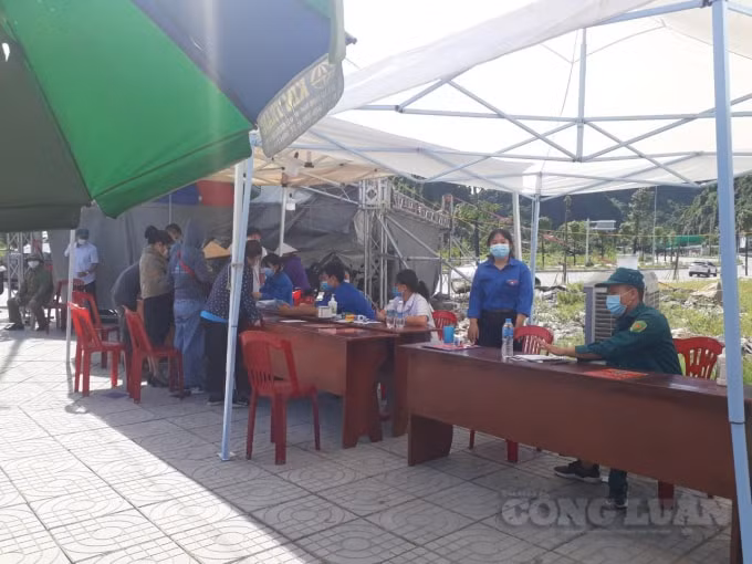Khai báo y tế tại chốt kiểm soát dịch bệnh Covid-19 trên Quốc lộ 18, phường Quang Hanh, TP cẩm Phả. Ảnh: Nguyễn Quân.