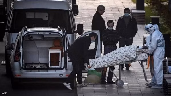 Chuyển bệnh nhân nhiễm COVID-19 tới bệnh viện ở ngoại ô Moskva, Nga. Ảnh: AFP