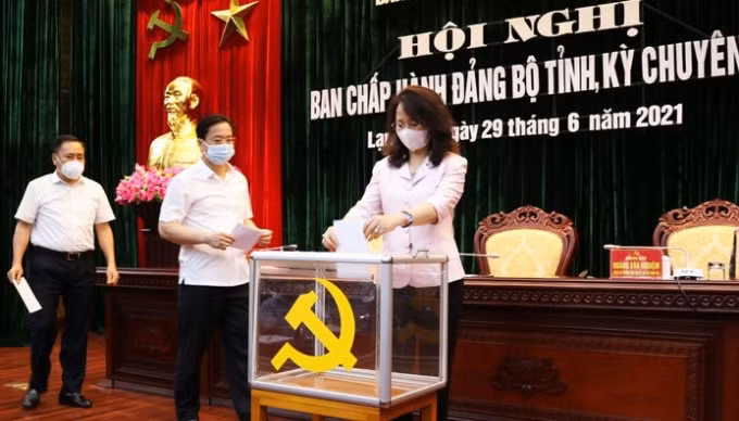 Các đại biểu tiến hành bỏ phiếu bầu.