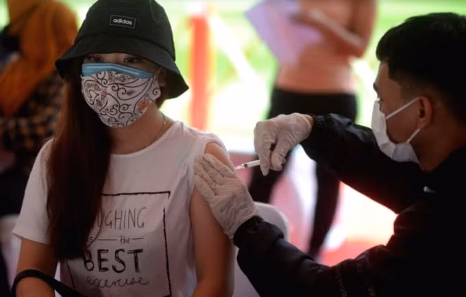 Nhân viên y tế tiêm vaccine COVID-19 cho người dân tại Jakarta, Indonesia, ngày 26/6/2021. Ảnh: THX
