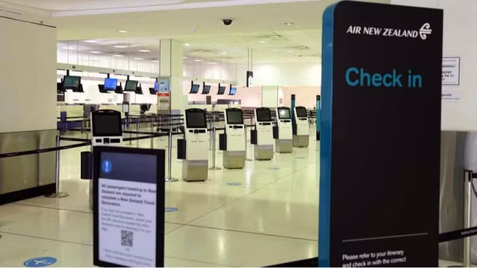 Các quầy làm thủ tục sân bay trống không của Air New Zealand tại Sân bay Quốc tế Sydney. Ảnh: Reuters.