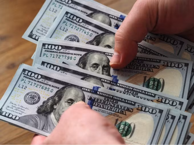 Gần 1 tỷ USD đã chuyển nhầm vào tài khoản ngân hàng của Julia Yonkowski và cô chủ động không tiêu đồng nào.