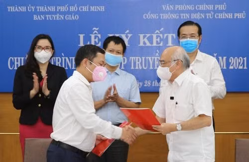 Ủy viên Ban Thường vụ Thành ủy, Trưởng ban Tuyên giáo Thành ủy TPHCM Phan Nguyễn Như Khuê và Tổng Giám đốc Cổng Thông tin điện tử Chính phủ, Tổng Biên tập Báo Điện tử Chính phủ Nguyễn Hồng Sâm ký kết Chương trình phối hợp truyền thông năm 2021. Ảnh: VGP/Băng Tâm