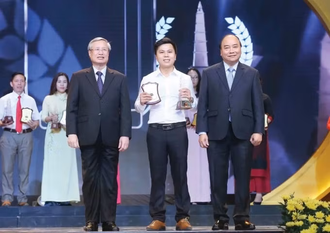 Nhà báo Võ Mạnh Hùng nhận Giải thưởng Báo chí Quốc gia.