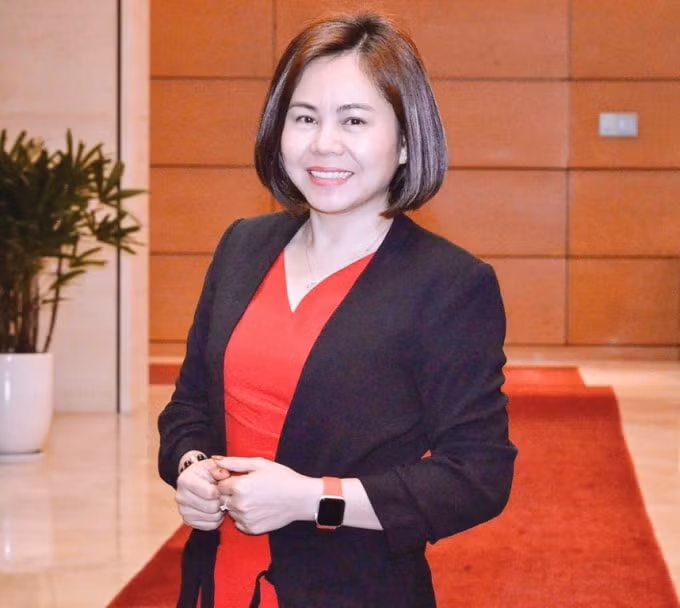 Nhà báo Lê Tuyết .