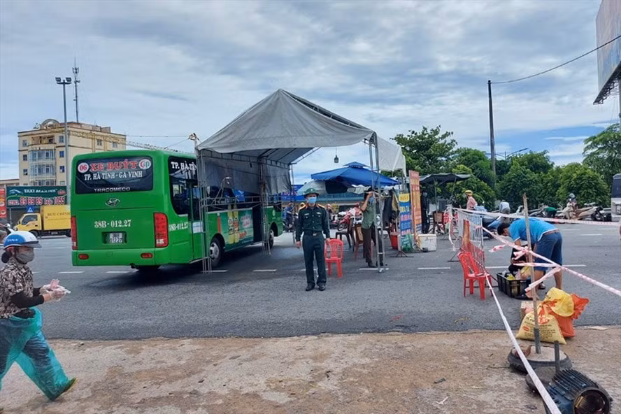 Hình ảnh một chốt kiểm soát thời điểm TP.Hà Tĩnh còn thực hiện cách ly y tế theo Chỉ thị 16. Ảnh: laodong.vn