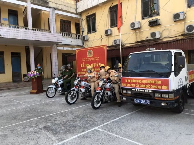 Công an huyện Ngọc Lặc ra quân tuyên truyền, kiểm tra, xử lý các hành vi vi phạm về tải trọng, kích thước thành thùng của phương tiện vận tải hàng hóa. Ảnh: CATH