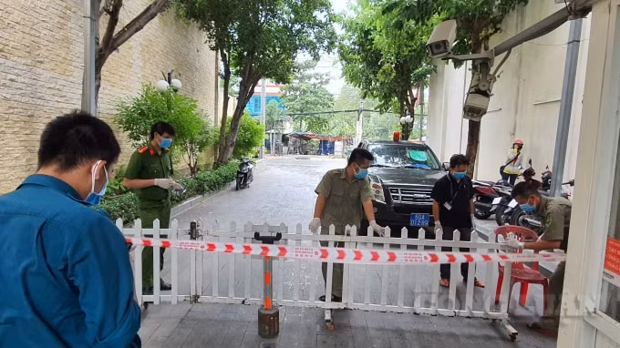 Trưa 22/6, lực lượng chức năng tiến hành phong tỏa tạm thời toàn bộ chung cư Tecco Linh Đông - Ảnh: Chính Kỳ.