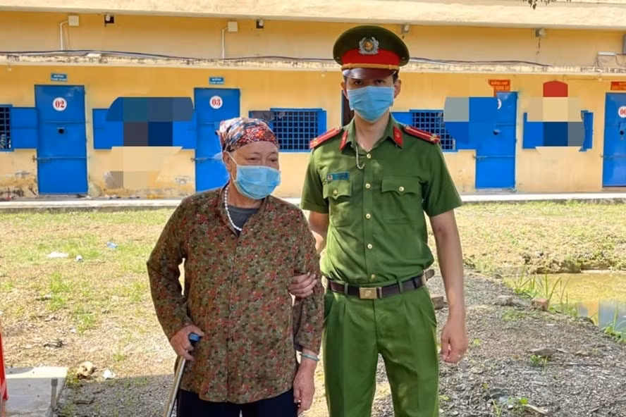 Bùi Thị Thanh (SN 1947, TP.Hải Phòng) bị lực lượng chức năng tỉnh Đắk Nông bắt giữ sau một thời gian dài trốn truy nã. Ảnh: laodong.vn