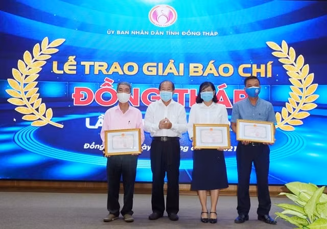 Lãnh đạo UBND tỉnh Đồng Tháp Đoàn Tấn Bửu trao giải A cho đại diện các nhóm tác giả.