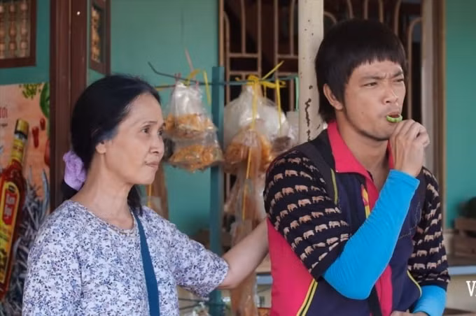 Nghệ sĩ Lan Hương đã hy sinh hình tượng, làm cho mình già đi trông thấy với tóc bạc trên đầu và vẻ ngoài quê mùa, cục mịch.