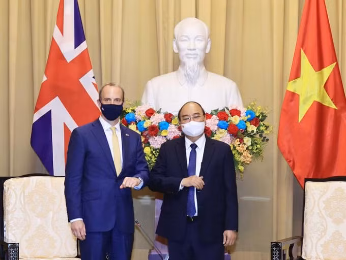 Chủ tịch nước Nguyễn Xuân Phúc và Ngoại trưởng Anh Dominic Raab. Ảnh: Mofa