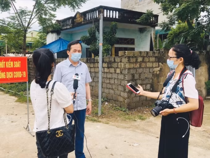 PV Tô Hà (phải), Thùy Dung (trái) phỏng vấn Giám đốc Sở Y tế Thanh Hóa.