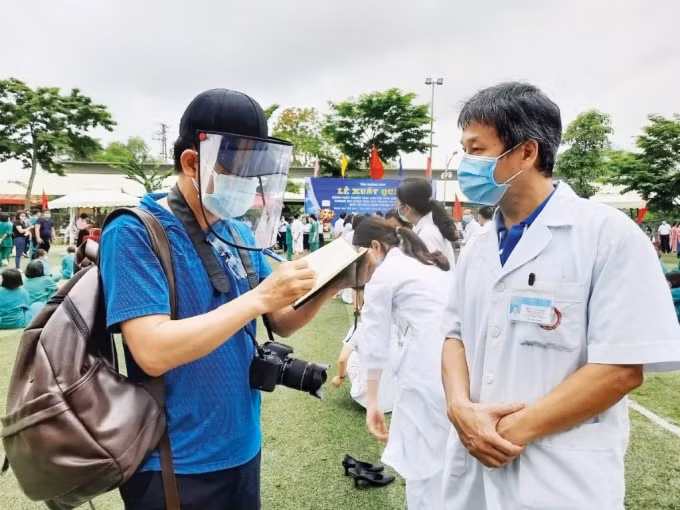 Nhà báo Công Doanh phỏng vấn tại lễ xuất quân đoàn thầy thuốc tình nguyện tỉnh Quảng Ninh chung tay cùng tỉnh Bắc Giang và cả nước đẩy lùi dịch bệnh Covid-19.
