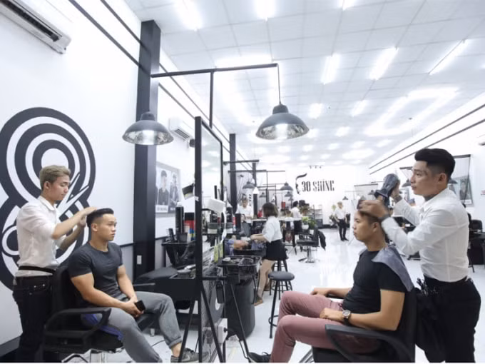 Cắt tóc từ bình dân tới sang chảnh quá tải.