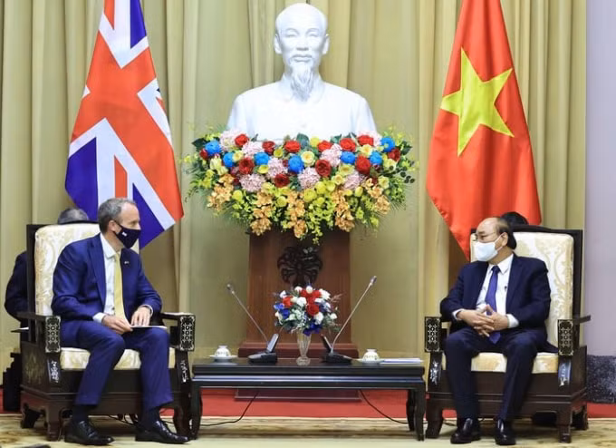 Chủ tịch nước Nguyễn Xuân Phúc đề nghị Anh tạo thuận lợi để Việt Nam tiếp cận nguồn cung, công nghệ sản xuất vaccine Covid-19.