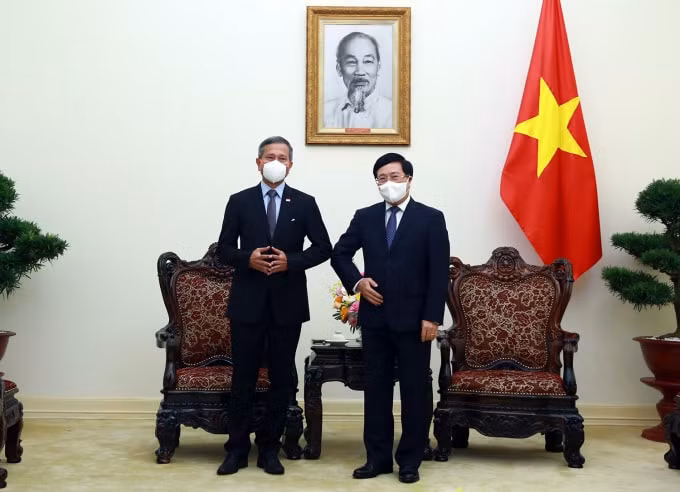 Phó Thủ tướng Phạm Bình Minh tiếp Bộ trưởng Ngoại giao Singapore Vivian Balakrishnan.