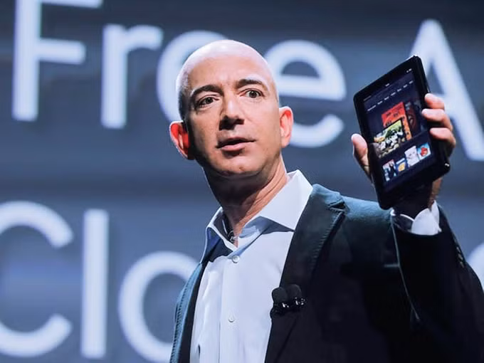 Ông chủ Amazon cho mọi người xem ứng dụng đọc The Washington Post trên máy tính bảng Kindle Fire - Ảnh: Getty