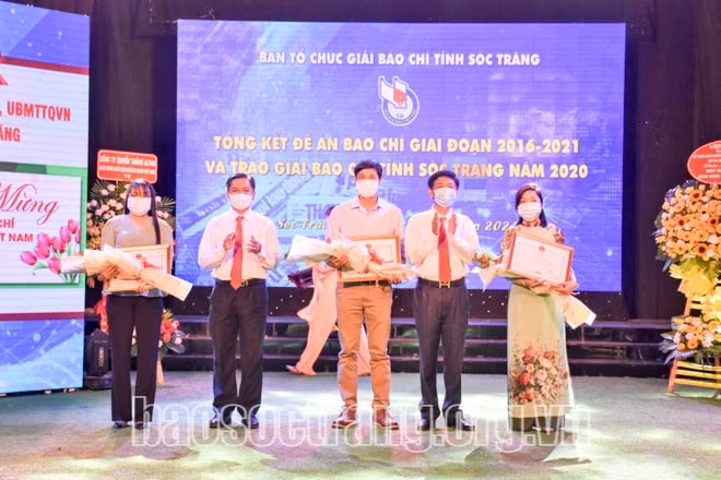 Các tác giả, nhóm tác giả đạt giải báo chí tỉnh được trao khen thưởng. Ảnh: Thiện Hải